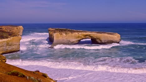 The-remains-of-London-Bridge-archway-on-Victoria's-Great-Ocean-Road
