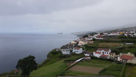 Luftaufnahme-Von-Ponta-Garça,-Einer-Gemeinde-In-Der-Gemeinde-Vila-Franca-Do-Campo-Im-Portugiesischen-Archipel-Der-Azoren