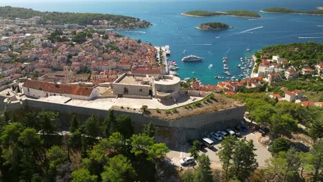 Drehende-Luftaufnahme-Der-Burg-Tvrđava-Fortica-über-Der-Insel-Hvar-In-Kroatien