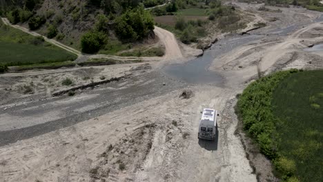 Autocaravana-Conduciendo-Fuera-De-La-Carretera,-Aventura-Y-Exploración-De-Las-Orillas-Secas-De-Los-Ríos