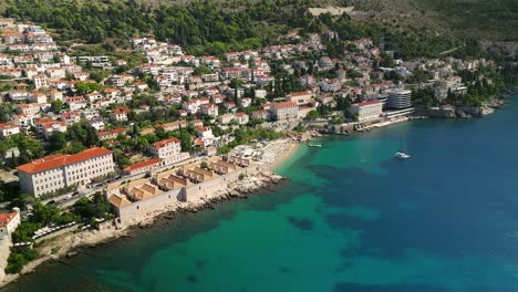 Aerial-view-of-Banje-beach-outside-of-Old-town-in-Dubrovnik,-Croatia