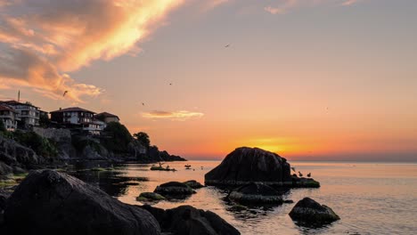Dramatischer-Farbenfroher-Sonnenaufgang-Im-Zeitraffer-über-Der-Schwarzmeerküste,-Sozopol-Bulgarien