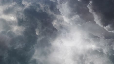 Blick-Auf-Das-Gewitter,-Das-In-Den-Dicken-Wolken-Hereinbrach