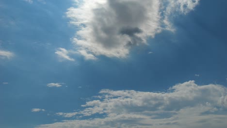 Nubes-Blancas-Claras-Vuelan-Sobre-Un-Cielo-Azul-Brillante