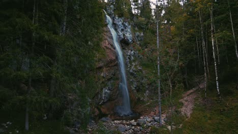 Wasserfallkaskade-Mit-Frischem-Gletscherwasser-In-Den-Romantischen-Und-Idyllischen-Berggipfeln-Der-Bayerischen-österreichischen-Alpen-1