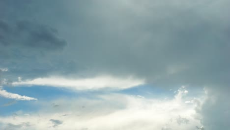 Dunkel-Nach-Regenwolken,-Stürmischer-Tag-Der-Natur,-Stürmische-Stürme-Und-Wolken-Am-Horizont,-Schöner-Panoramablick-Auf-Den-Horizont