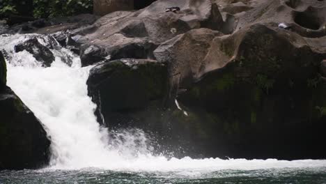 Pequeña-Cascada-En-Un-Río-En-Costa-Rica-Con-Rocas-Cercanas-En-La-Selva-Tropical