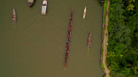 Luftbild-Von-Oben-Nach-Unten-Auf-Mehrere-Boote,-Darunter-Das-Traditionelle-Rennboot-Vallam-Kali-In-Kerala