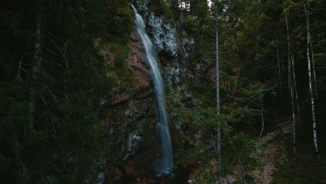 Wasserfall-Mit-Frischem-Gletscherwasser-In-Den-Romantischen-Und-Idyllischen-Berggipfeln-Der-Bayerischen-österreichischen-Alpen-1