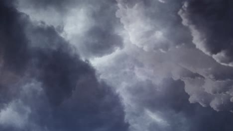 Relámpagos-Pov-Parpadean-Entre-Espesas-Nubes-Cumulonimbus-Oscuras