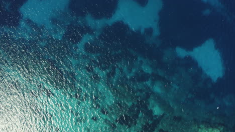 Luftaufnahme,-Die-Langsam-über-Dem-Riff-Des-Ozeans-In-Mykonos-Griechenland-Abhebt,-Mit-Mehreren-Möwen,-Die-Im-Wind-Schweben