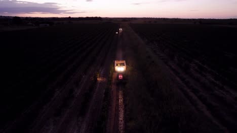 Traktorfahren-In-Der-Dunkelheit-Des-Frühen-Morgens-Zwischen-Den-Feldern