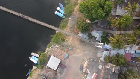 Luftaufnahme-Eines-Fischerdorfes-über-Einem-Fluss-Und-Einigen-Wolken-In-La-Antigua,-Veracruz,-Mexiko