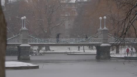 Cámara-Lenta-De-Personas-Caminando-Por-El-Puente-Peatonal-En-Un-Día-De-Nieve-En-Boston