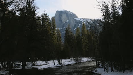 Sonnenaufgang-Am-Frühen-Morgen-Mit-Blick-Auf-Den-Merced-River-Und-Half-Dome-Im-Yosemite-Nationalpark