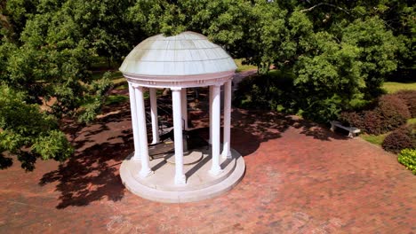 The-old-well-on-the-unc-campus-in-chapel-hill-nc,-north-carolina-aerial-pullout