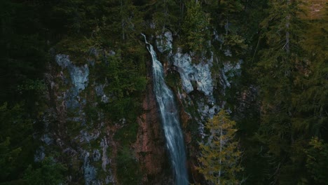 Wasserfall-Mit-Frischem-Gletscherwasser-In-Den-Romantischen-Und-Idyllischen-Berggipfeln-Der-Bayerischen-österreichischen-Alpen