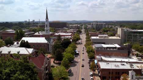 Aerial-pullout-down-franklin-street-in-chapel-hill-nc,-north-carolina
