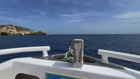 First-Person-Ansicht-Des-Bugs-Eines-Segelboots,-Das-Entlang-Der-Klippen-Von-Bonifacio-Corse-In-Korsika,-Frankreich,-Segelt