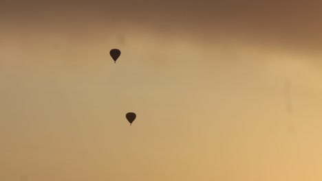 Heißluftballons-Fliegen-Unter-Sturm-Schöne-Aussicht-In-Den-Slowakischen-Himmel