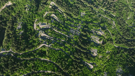 Imágenes-De-Drones-Volando-Sobre-La-Increíble-Carretera-Serpenteante-En-Kotor,-Montenegro
