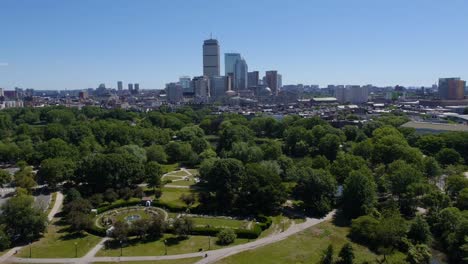 Luftaufnahme-Der-Skyline-Von-Boston-Im-Sommer-Mit-Blauem-Himmel-Und-Grünem-Park-Im-Vordergrund