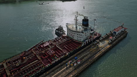 Panama-City-Aerial-V35-Cinematic-Low-Birds-Eye-View-Drohne-Fliegt-Um-Ein-Frachttankerschiff-Am-Miraflores-See-Herum,-Das-An-Kanalschleusen-In-Richtung-Pazifischer-Ozean-Durchfährt-–-Aufgenommen-Mit-Mavic-3-Cine-–-März-2022