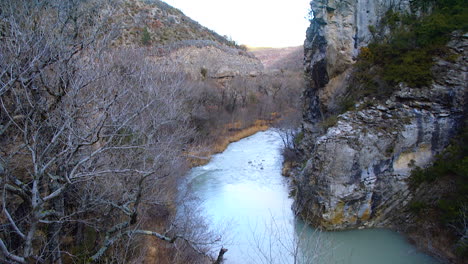 Der-Fluss-Méouge-In-Frankreich,-Der-Durch-Eine-Schmale-öffnung-In-Den-Bergen-Fließt