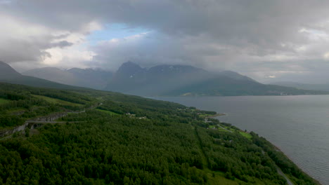 Cielo-Nublado-Sobre-El-Paisaje-Verde-Del-Bosque-Cerca-De-La-Ruta-Europea-E8-En-Nordkjosbotn,-Noruega
