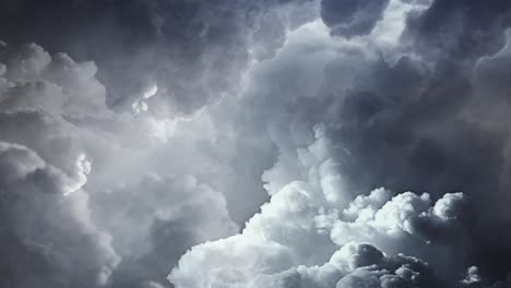Dunkle-Wolken-Und-Blitze-Vor-Dem-Sturm