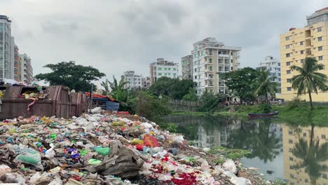 Plastic-pollution-contaminate-river-water-in-Dhaka-Bangladesh,-tilt-down,-day