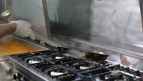Chef-Cocinando-Y-Flambeando-Verduras-En-Una-Sartén,-Imágenes-De-4k-1