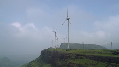 Turbinas-De-Viento-Girando-En-La-Cima-De-La-Montaña-En-Sahyadri,-Cordillera-De-Los-Ghats-Occidentales-En-La-India