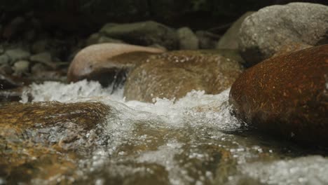Flusswasser-Fließt-Durch-Felsen-Geringe-Schärfentiefe-120fps