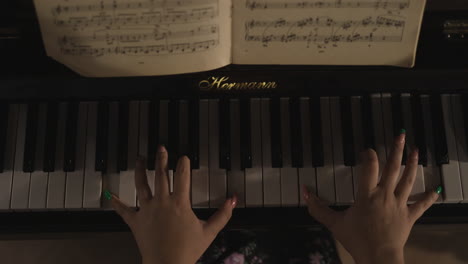 Hände-Einer-Pianistin-Mit-Langen-Nägeln,-Die-Klavier-Spielen,-Von-Oben-Gesehen