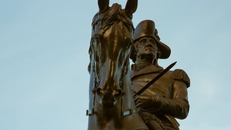 Vista-De-Lapso-De-Tiempo-De-La-Estatua-De-George-Washington-En-Boston