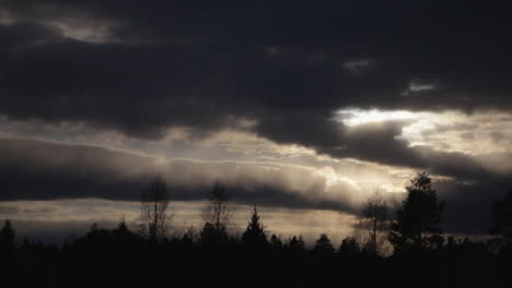 Himmlische-Szene-Mit-Goldenen-Abendwolken-Und-Silhouette-In-Vuokatti-Finnland