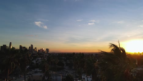 Luftaufnahme-über-Den-Elysian-Park-Zu-Wolkenkratzern-Im-Sonnigen-Los-Angeles,-Usa