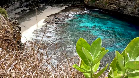 Playa-Mágica-Dentro-Del-Cráter-En-La-Isla-De-Bali
