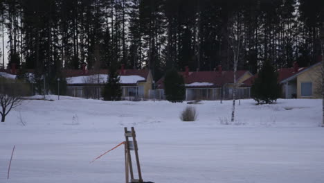 Ein-Kalter,-Verschneiter-Tag-In-Einem-Menschenleeren-Raum-Mit-Bäumen-Und-Einem-Kalten-Grauen-Gefühl-In-Vuokatti,-Finnland