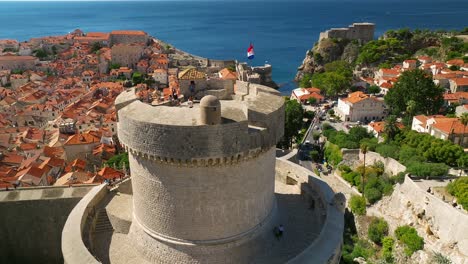 Descenso-Del-Enfoque-Aéreo-De-Una-Torre-De-Vigilancia-En-El-Casco-Antiguo-De-Dubrovnik,-Croacia