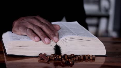 Beten-Zu-Gott-Mit-Der-Hand-Auf-Der-Bibel-Mit-Weißem-Hintergrund-Mit-Leuten-Stock-Footage