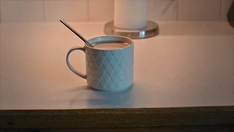 Tasse-Kaffee-Auf-Einer-Theke