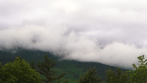 Lapso-De-Tiempo-De-Formación-De-Nubes-Moviéndose-Sobre-Un-Exuberante-Bosque-Verde-Con-Vegetación
