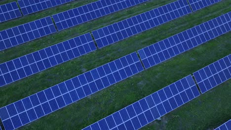 Verdrehen-Der-Luftaufnahme-über-Reihen-Von-Sonnenkollektoren-Auf-Solarkraftwerk,-Rumänien