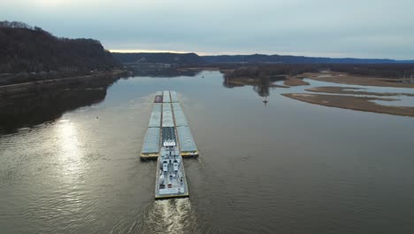 Ein-Schleppboot-Nähert-Sich-Lansing-Iowa-Und-Schiebt-Lastkähne-Auf-Dem-Mississippi-Nach-Norden