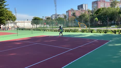 Mann-Spielt-Tennis-Auf-Dem-Platz