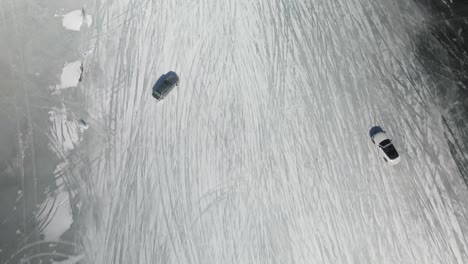 Vogelperspektive-Von-Treibenden-Autos,-Die-Auf-Der-Eisspur-Auf-Einer-Zugefrorenen-Seeluft-4k-Drohne-In-Poynette,-Wisconsin,-Gleiten