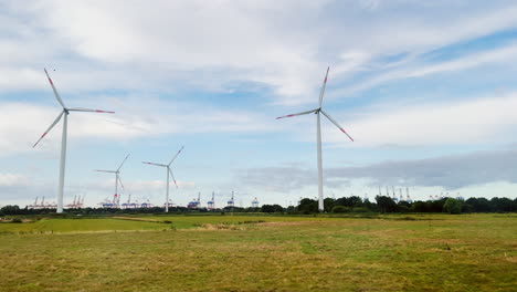 Windkraftanlagen-Vor-Einem-Industriehafen-In-Norddeutschland