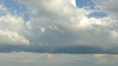 Zeitraffer-|-Der-Riesige-Blaue-Himmel-Hat-Große-Sturmwolken,-Die-Hereinziehen